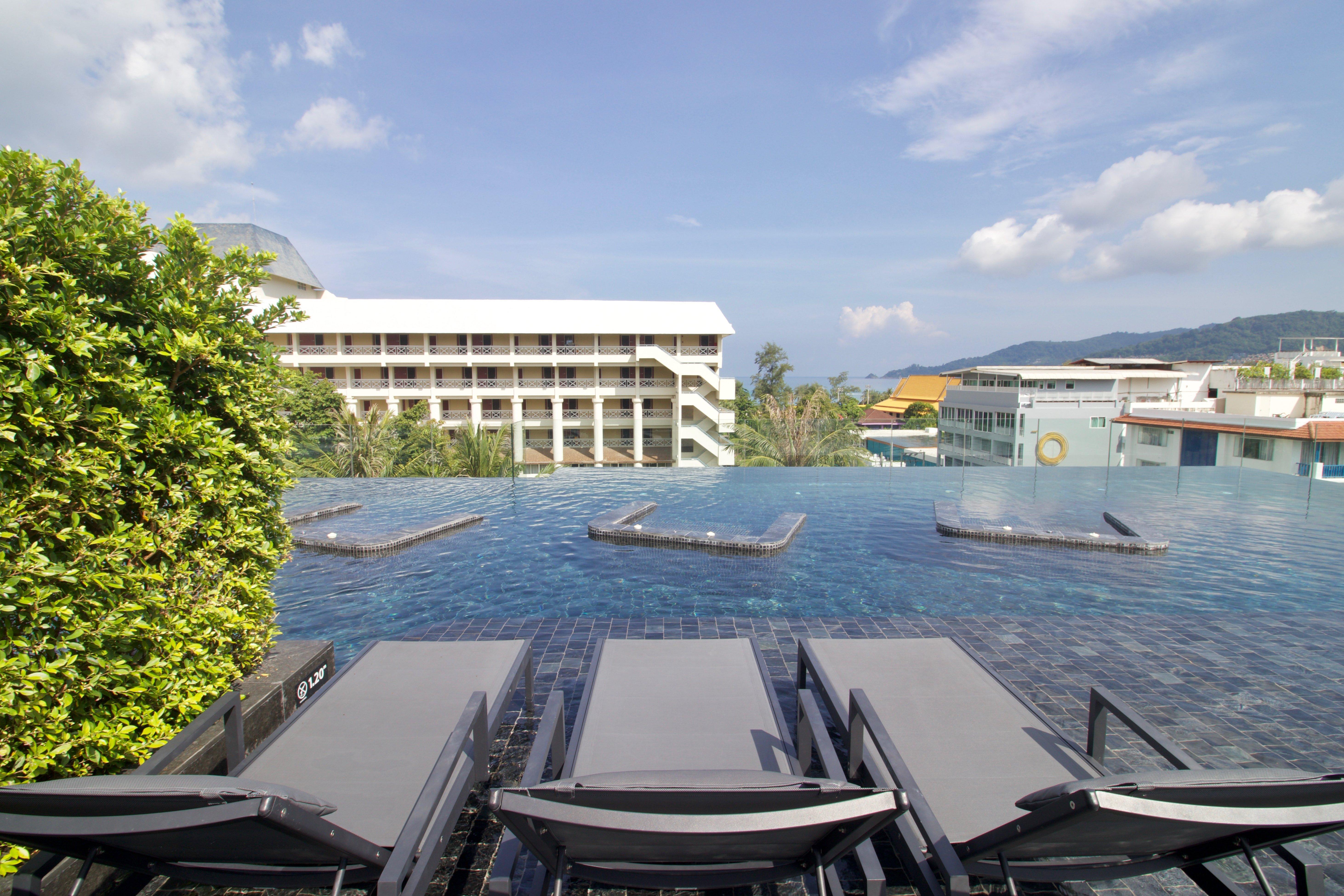 ホテル インディゴ プーケット パトン エクステリア 写真 The swimming pool at the hotel