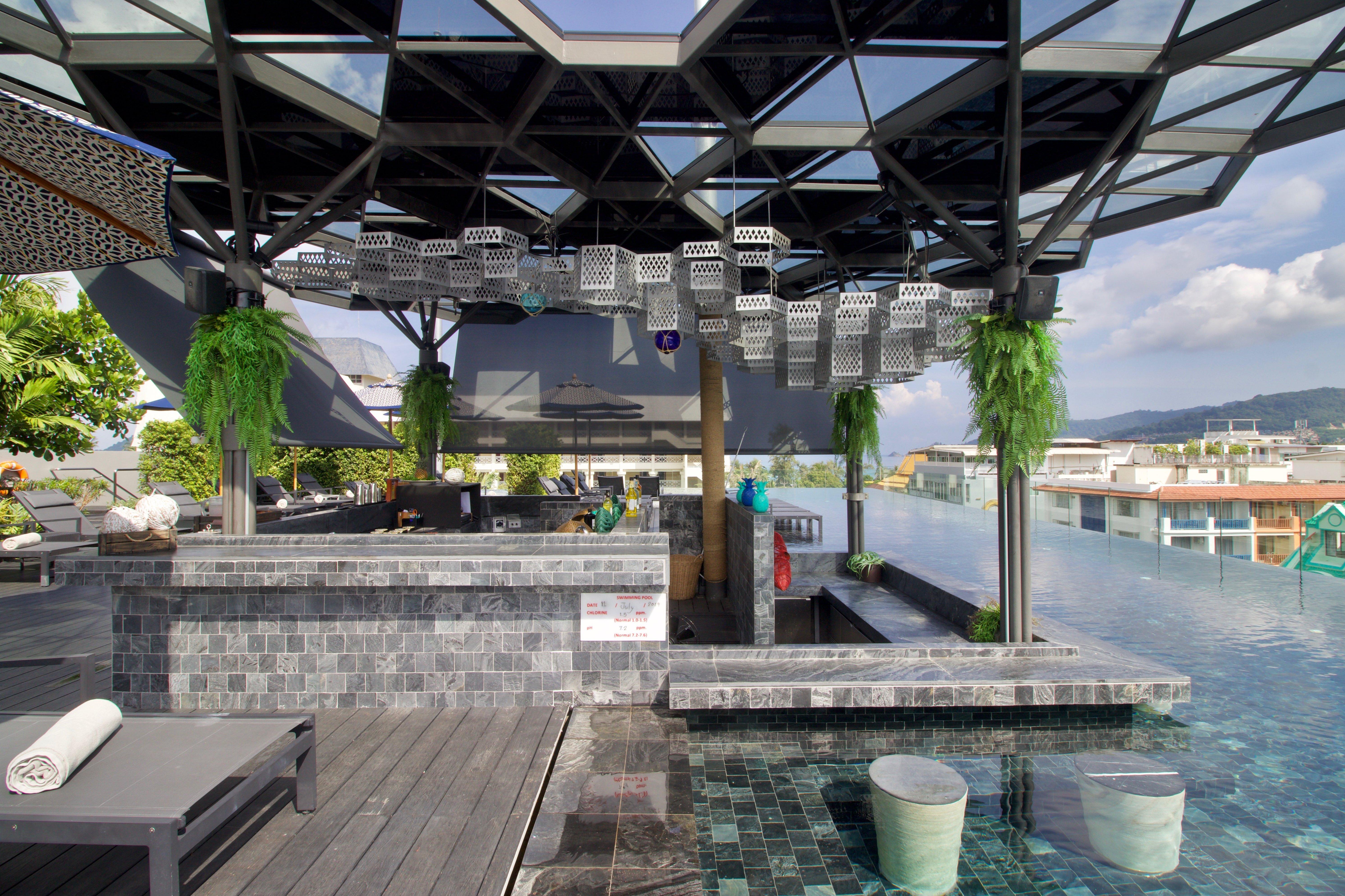 ホテル インディゴ プーケット パトン エクステリア 写真 The bar at the pool