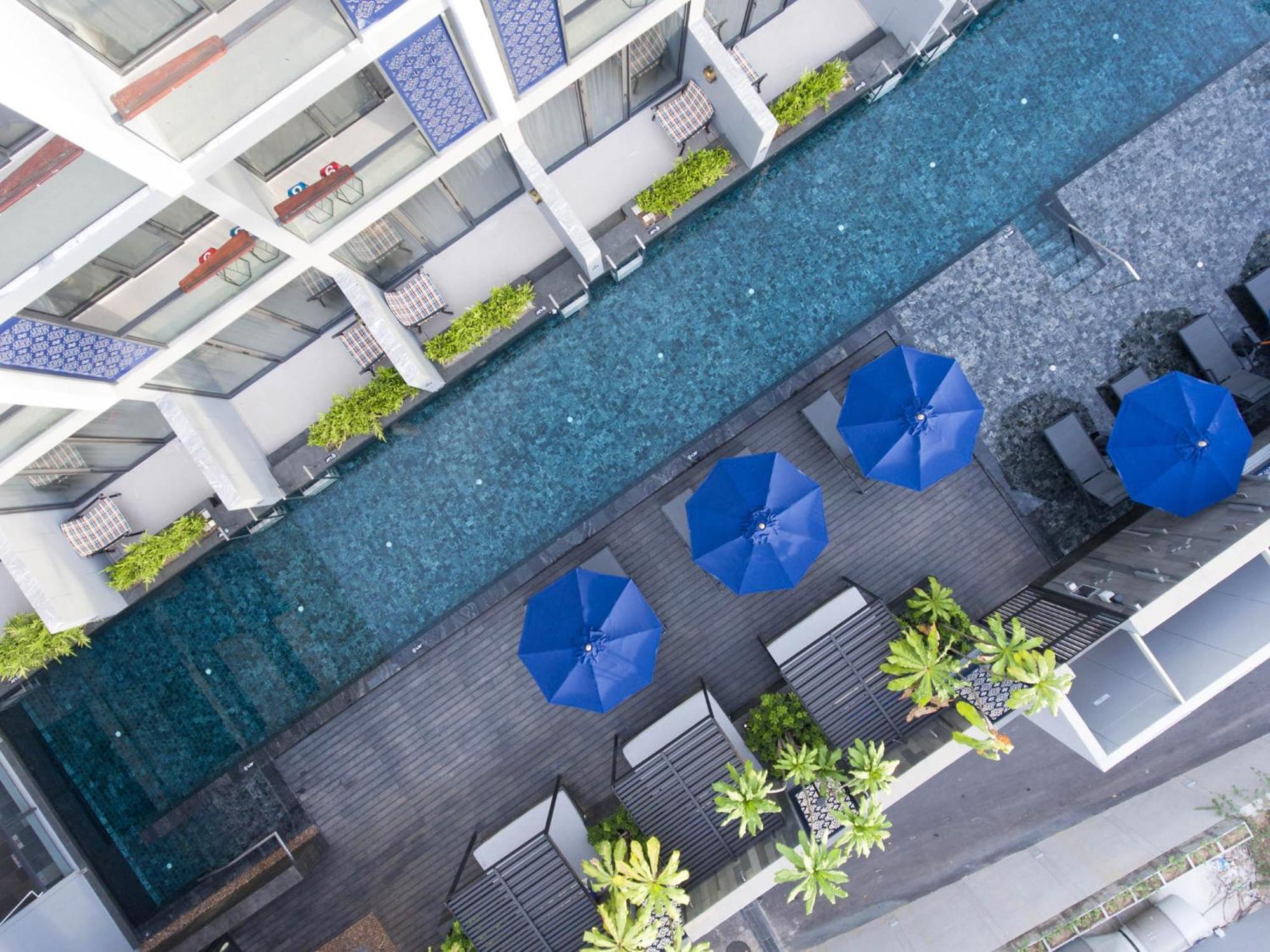 ホテル インディゴ プーケット パトン エクステリア 写真 The swimming pool at the hotel