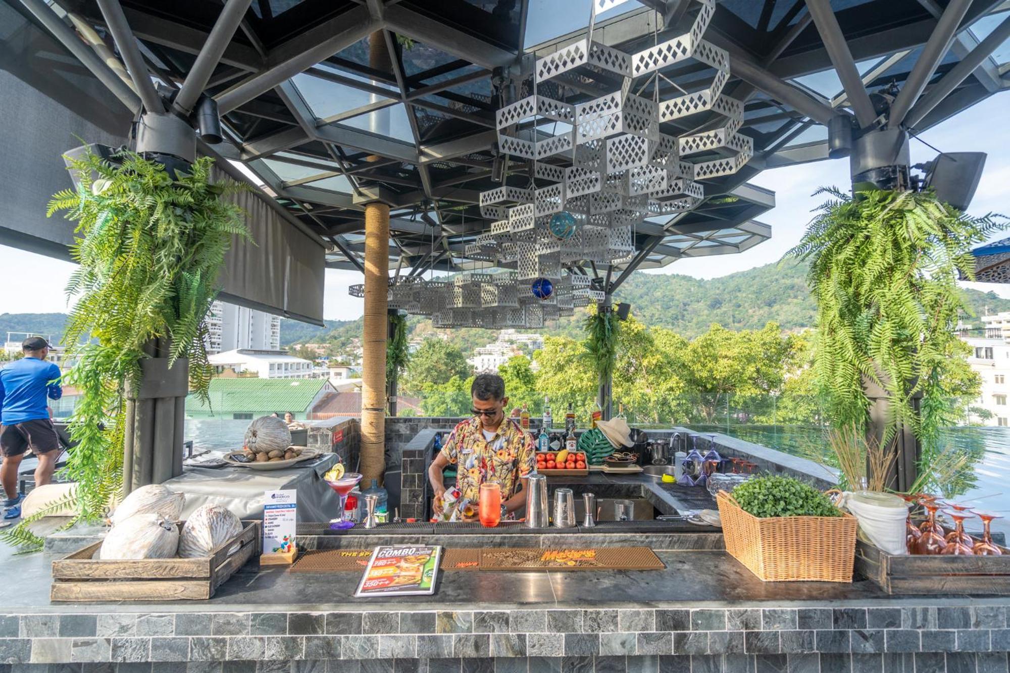 ホテル インディゴ プーケット パトン エクステリア 写真 The kitchen at the restaurant