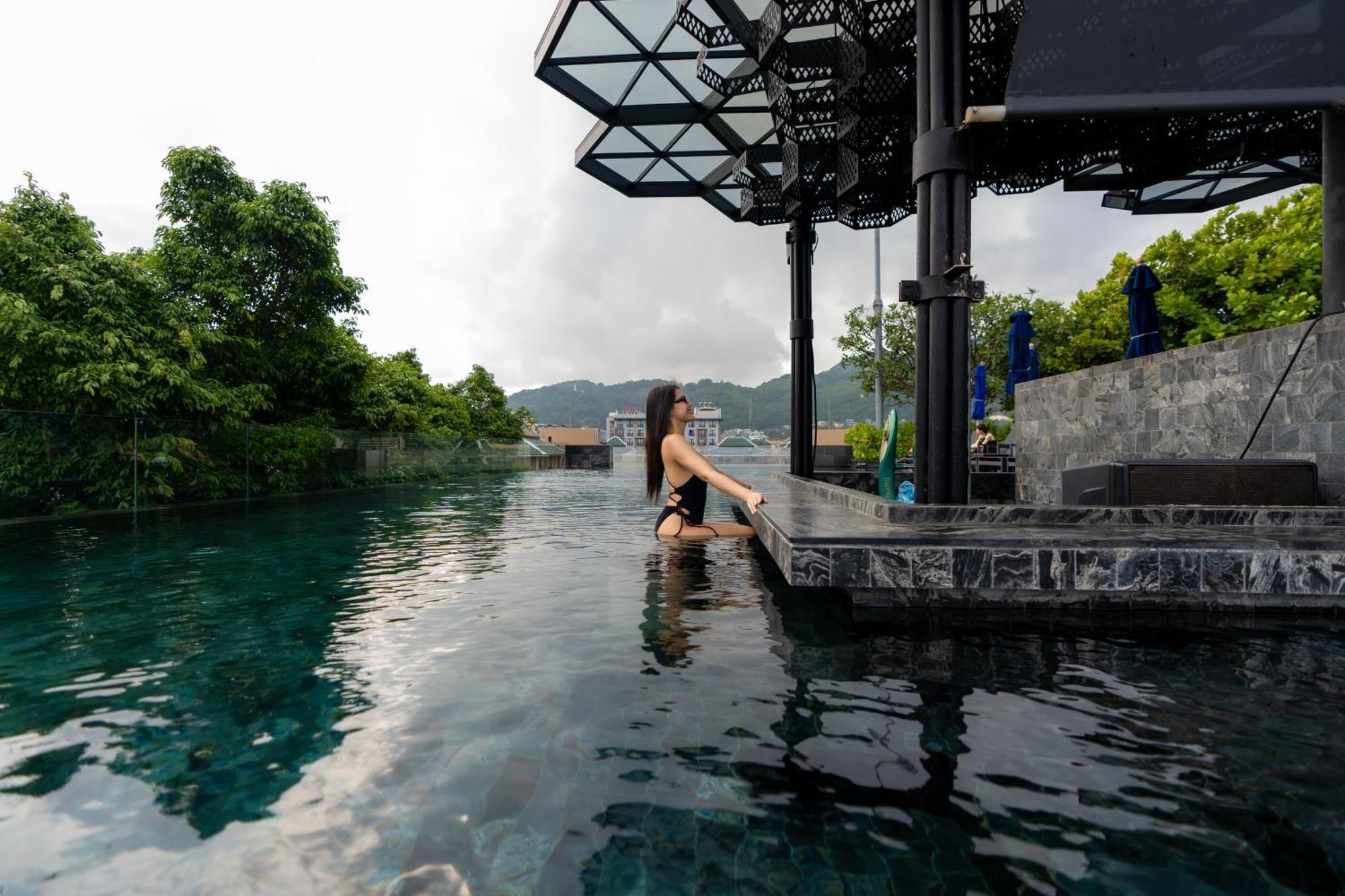 ホテル インディゴ プーケット パトン エクステリア 写真 The swimming pool at the hotel