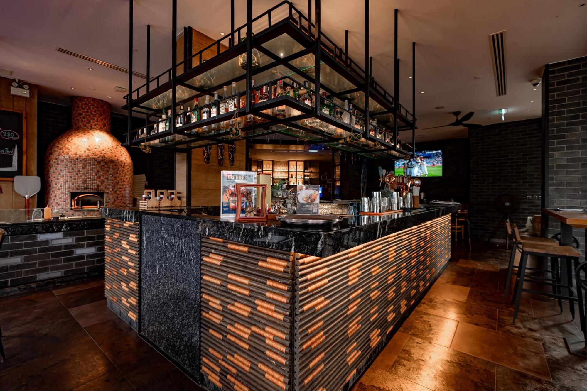 ホテル インディゴ プーケット パトン エクステリア 写真 The bar at the restaurant