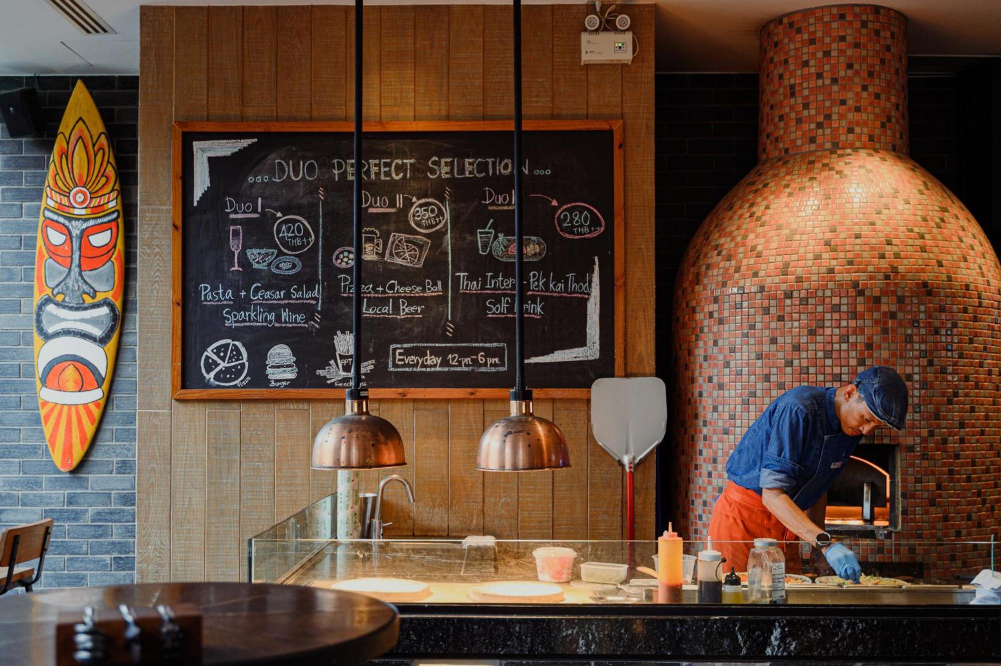 ホテル インディゴ プーケット パトン エクステリア 写真 Pizza Express, The Oberoi, Mumbai