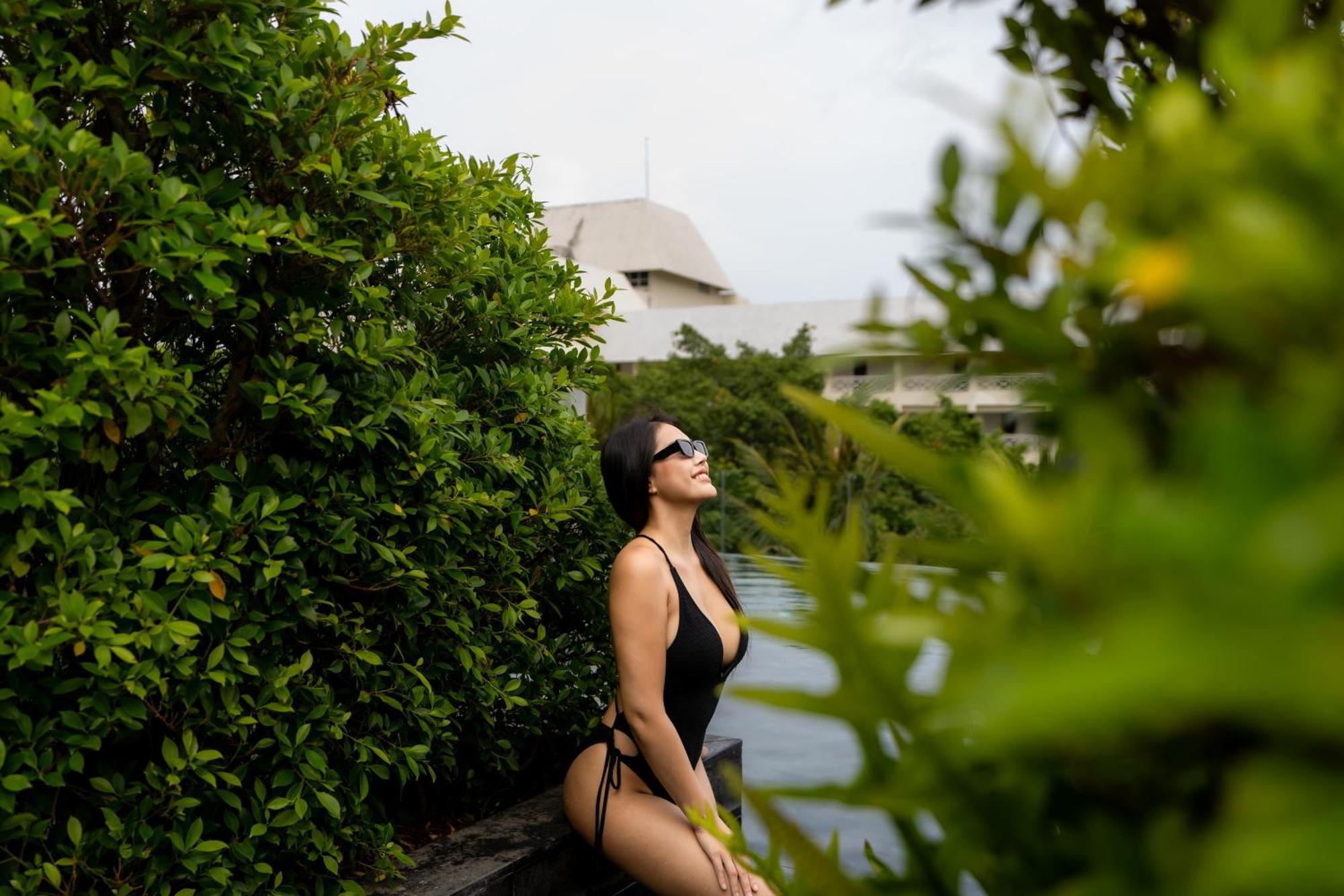 ホテル インディゴ プーケット パトン エクステリア 写真 A woman wearing a monokini