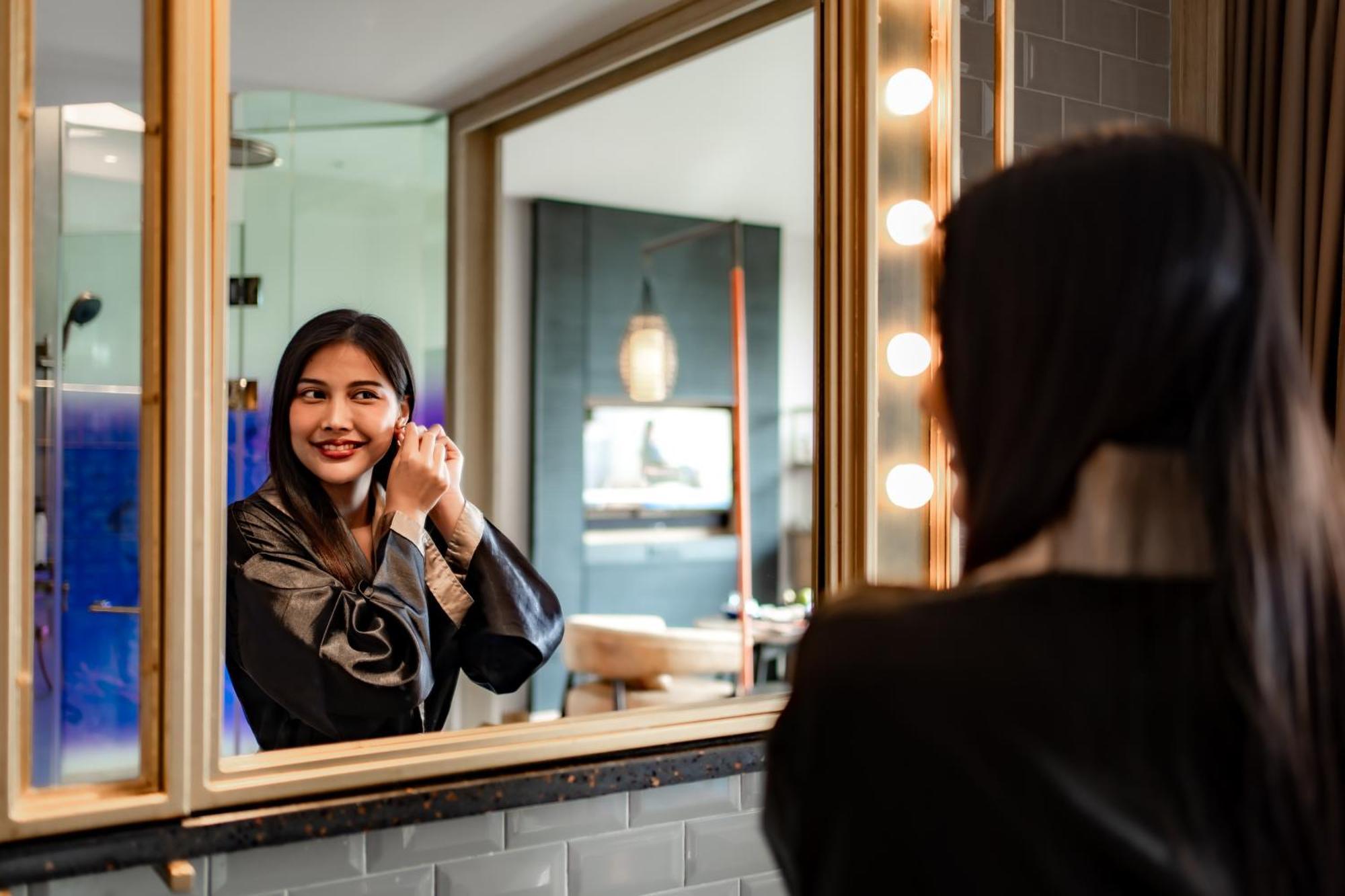 ホテル インディゴ プーケット パトン エクステリア 写真 A woman in a dressing room