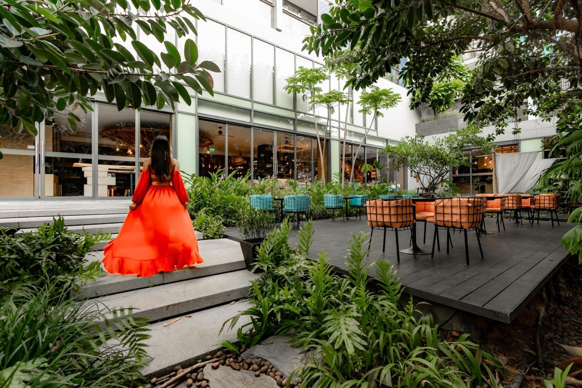 ホテル インディゴ プーケット パトン エクステリア 写真 The courtyard at the hotel